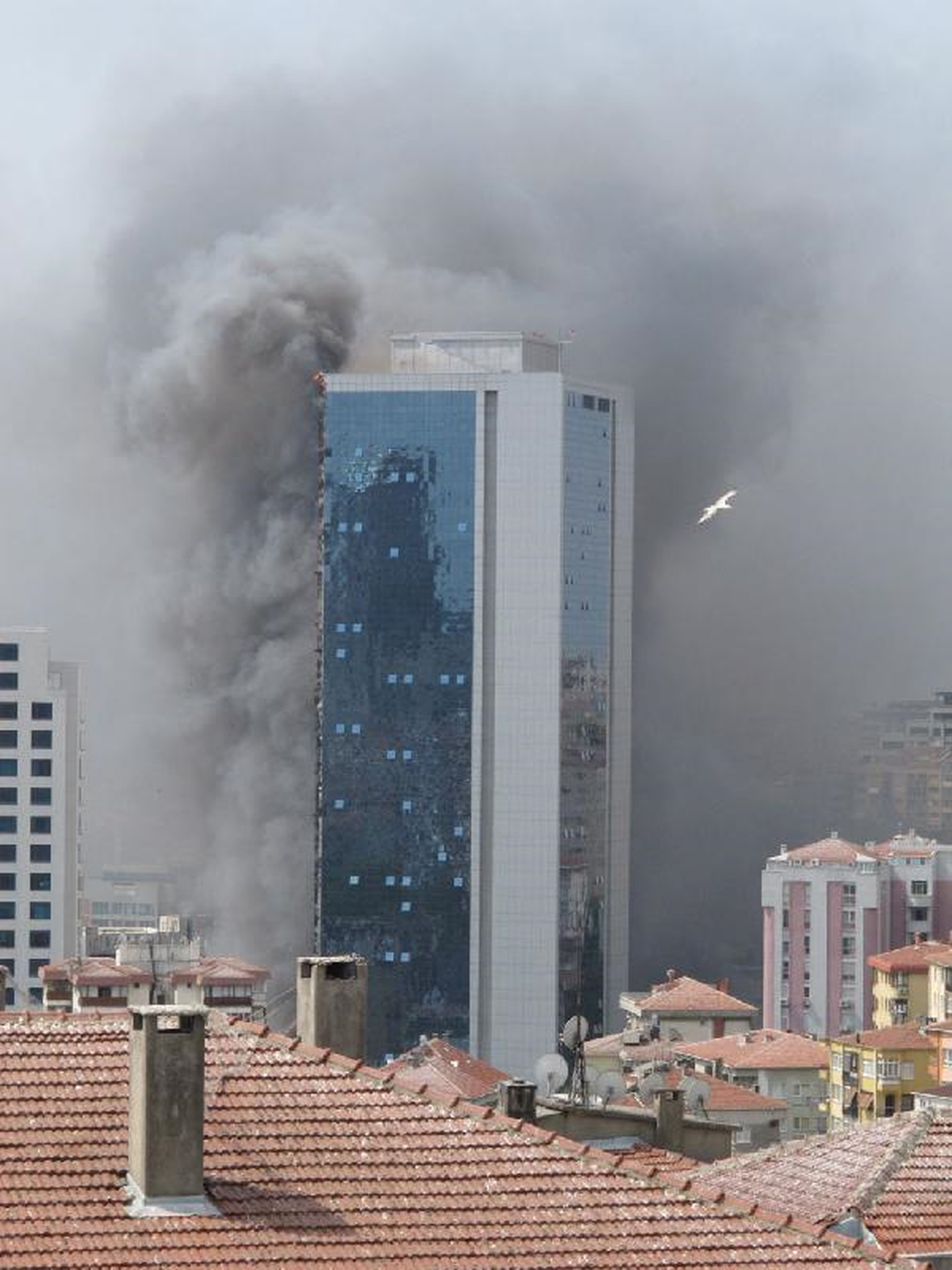 Polat Tower Alev Alev Yandı