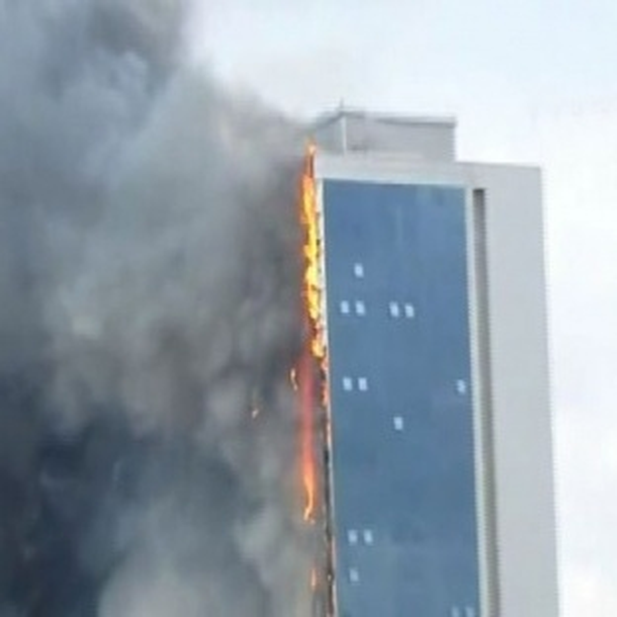 Polat Tower Resıdence\'daki Yangın Kontrol Altına Alındı