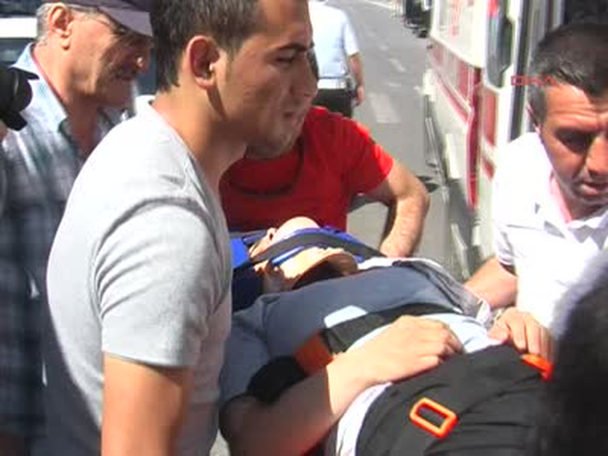 Refüje Çıkan Kadın Sürücü 3 Kişiyi Yaraladı