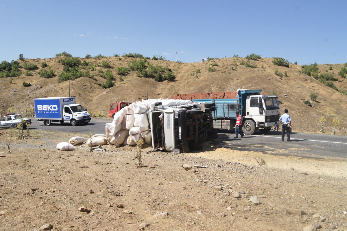 Saman Yüklü Kamyon Devrildi, 1 Yaralı