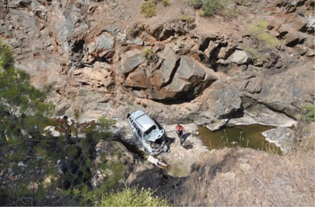 Uçurumdan Düşen Otomobilden Yaralı Olarak Kurtuldular