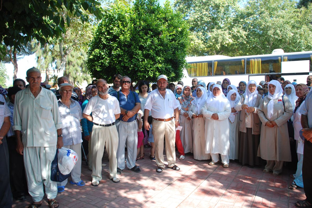 Umre Yolcuları Dualarla Uğurlandı