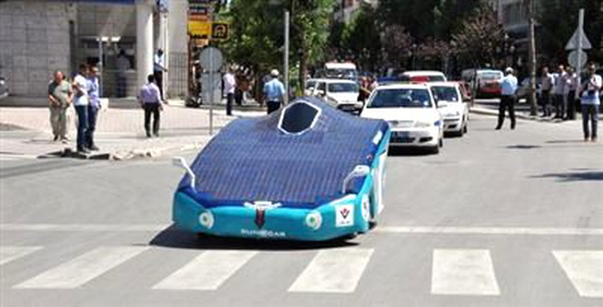 Üniversite Öğrencilerinin Güneş Enerjili Aracı Trafiğe Çıktı