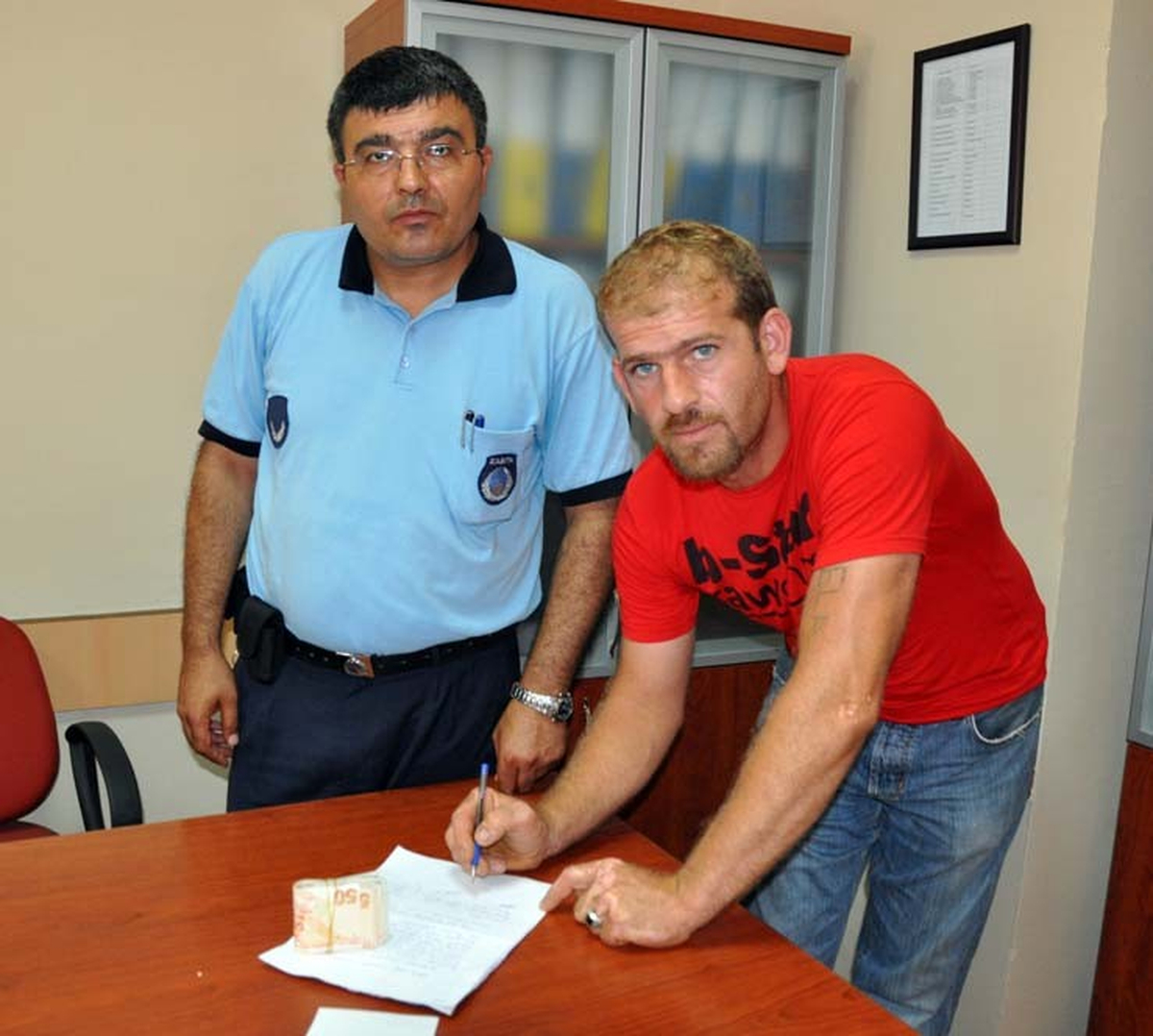 Yolda Bulduğu Parayı Zabıta Ekibine Teslim Etti