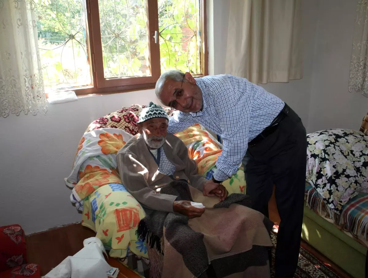 AK Parti Milletvekili Erdem, Suşehri'nde 107 Yaşındaki Şahsı Ziyaret Etti