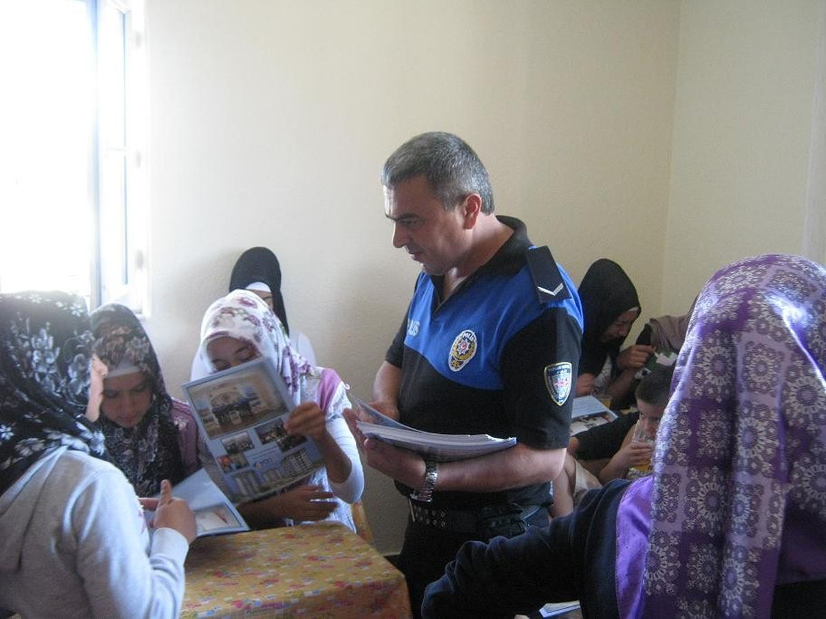 Aksaray\'da Polis Vatandaş El Ele