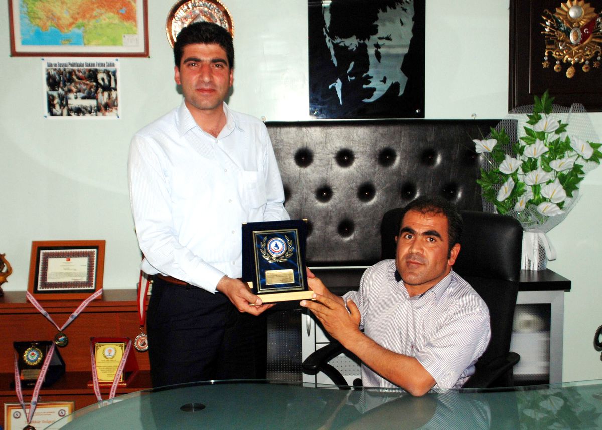 Anadolu Sakatlar Derneği\'nden Öztürk\'e Şükran Plaketi