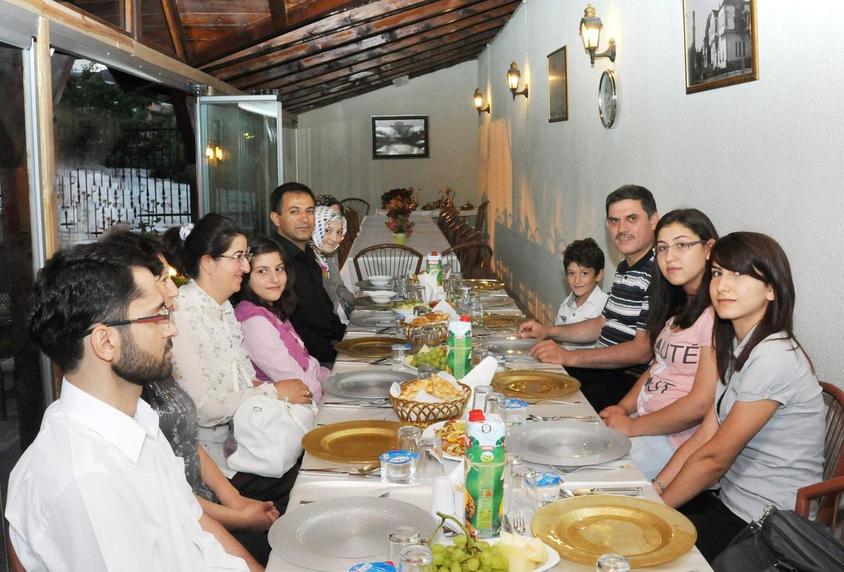 Atık Pil Toplayıp, Belediye Başkanıyla Yemek Yediler