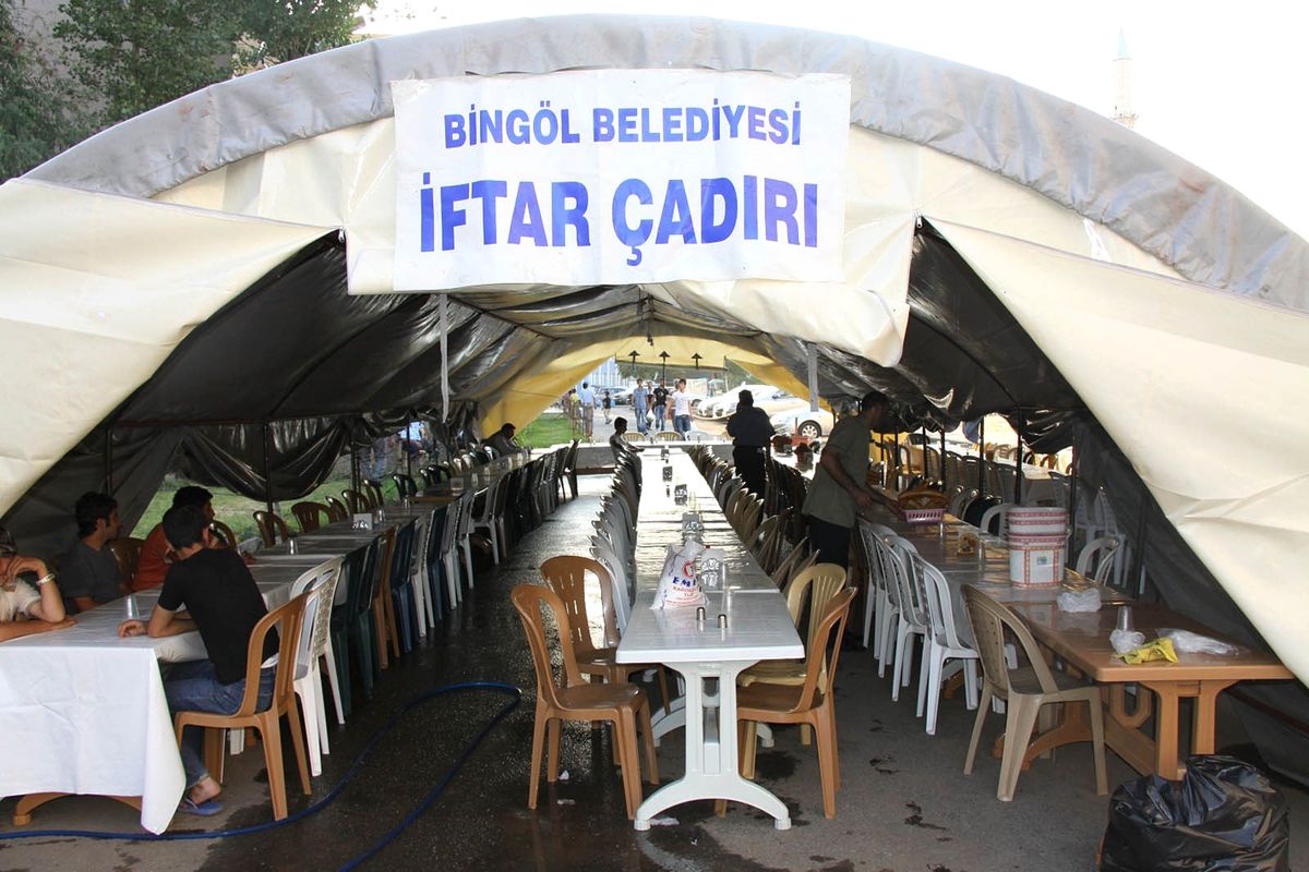 Bingöl Belediyesi\'nden 500 Kişilik İftar Çadırı