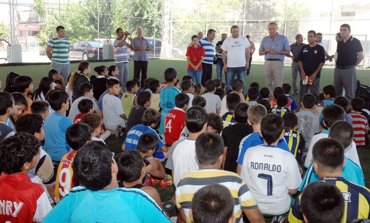 Ceyhan Belediyesi Yaz Futbol Okulu Öğrencilerine Malzeme Desteği