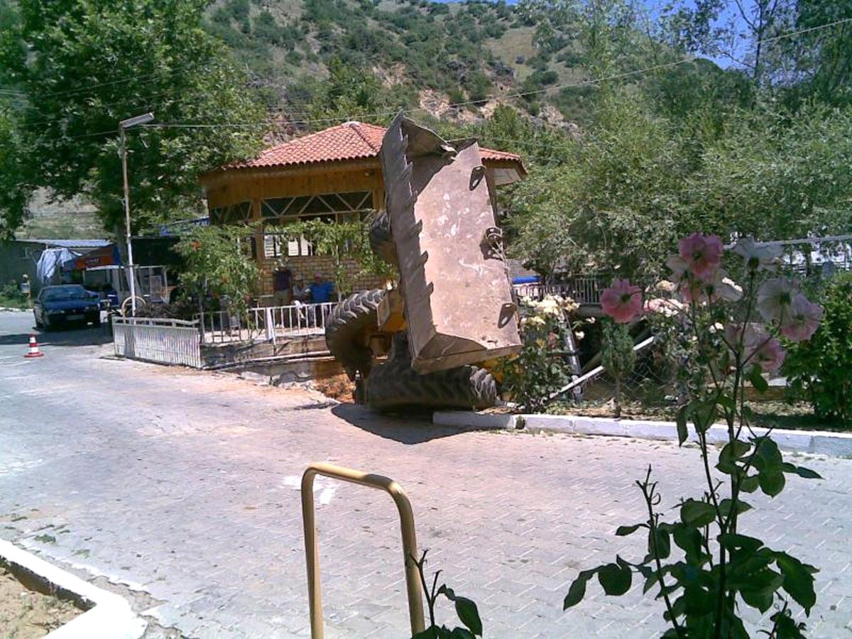 Demirci\'de İş Makinesi Dereye Devrildi