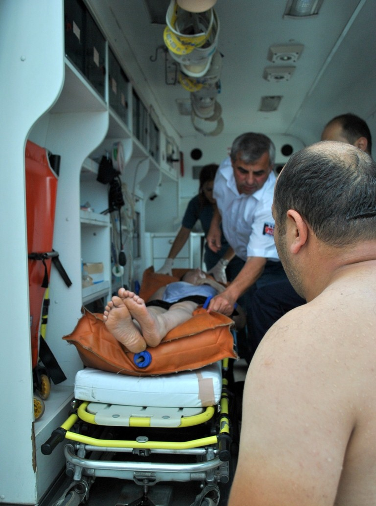 Denize Giren Genç Kız Boğulmaktan Kurtarıldı