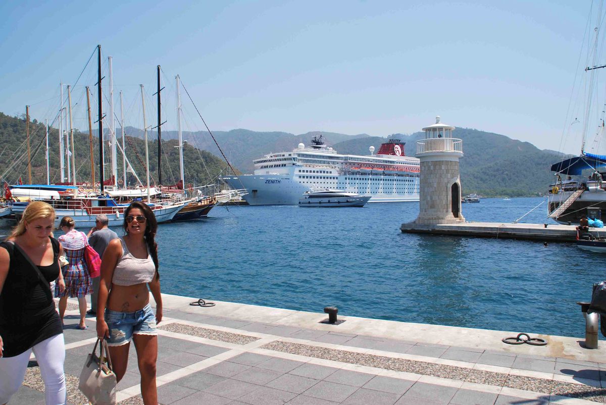 Dev Yolcu Gemisi Zenith Marmaris\'te