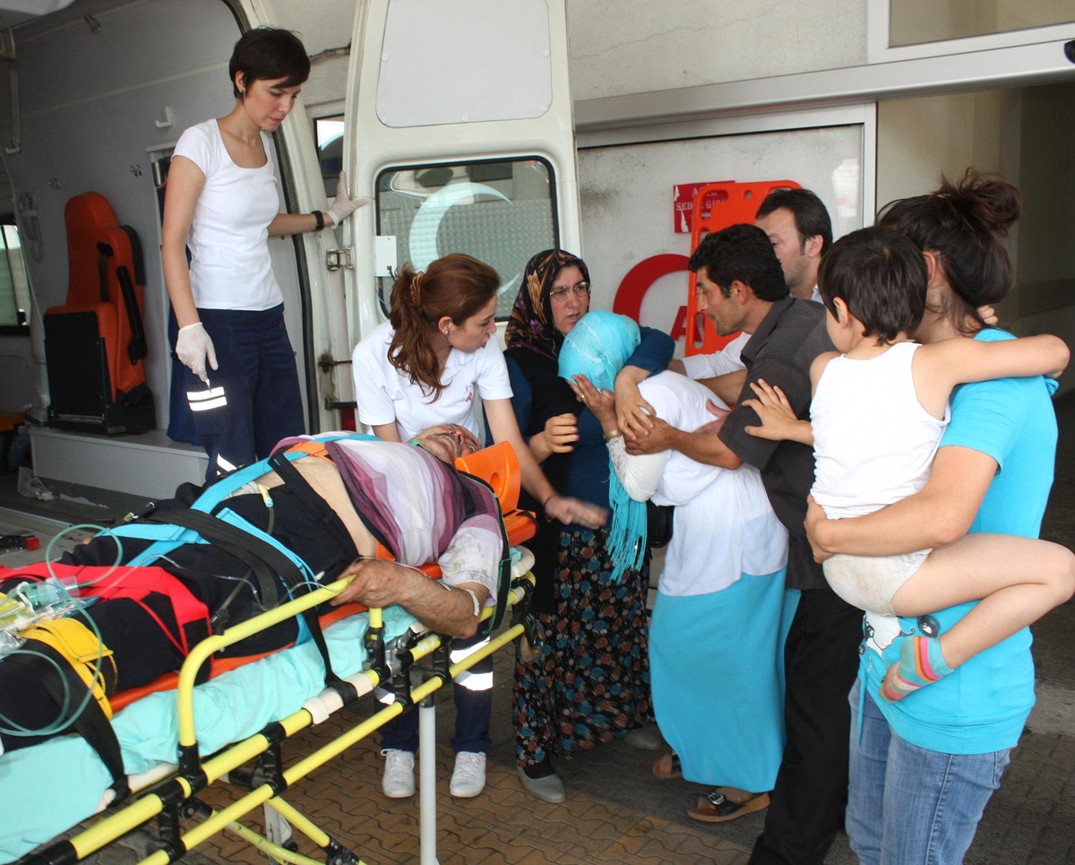 El Freni İndirilen Otomobil Uçuruma Yuvarlandı: 4 Yaralı