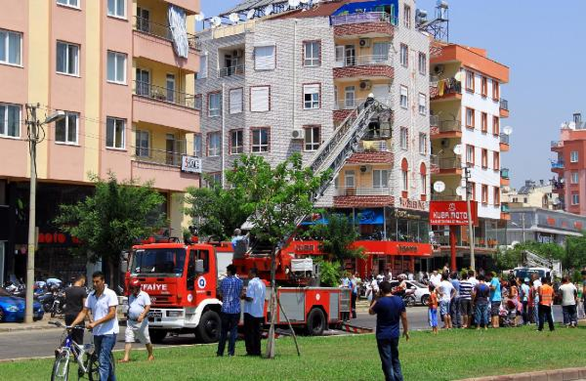 Elekrtik Kabloları Koptu, Apartmanda Yangın Paniği Yaşandı