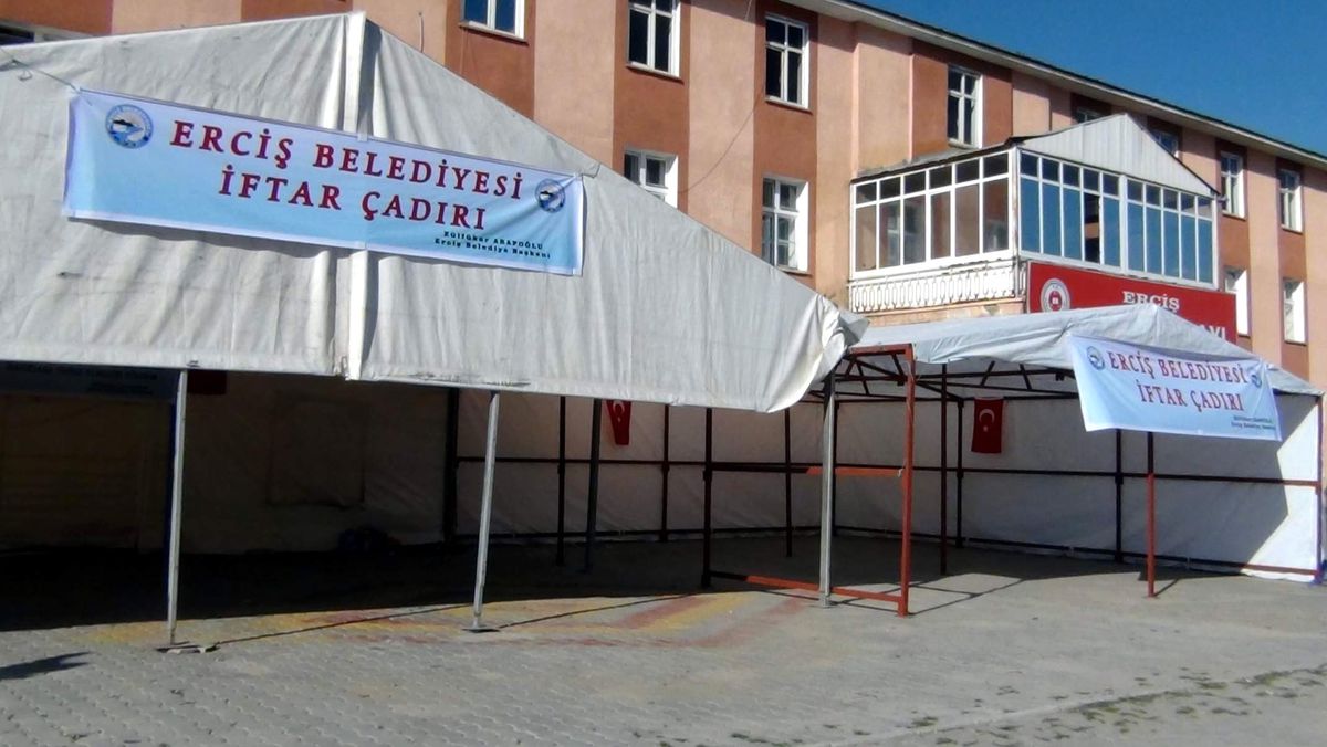 Erciş Belediyesi Bu Yıl da İftar Çadırını Hazırladı