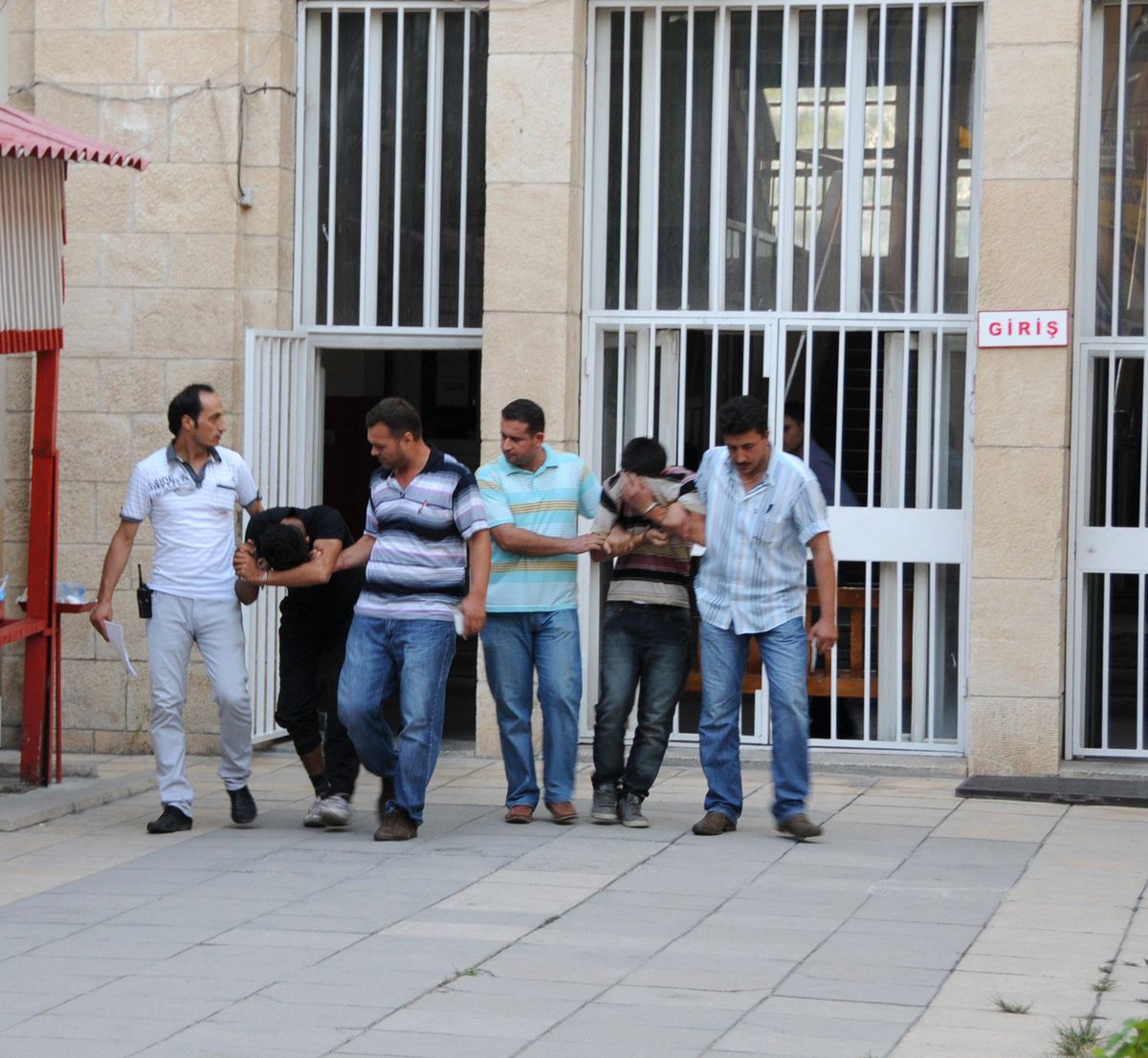 Evlere Dadanan 2 Hırsız, Cami Bahçesinde Saklanırken Yakalandı