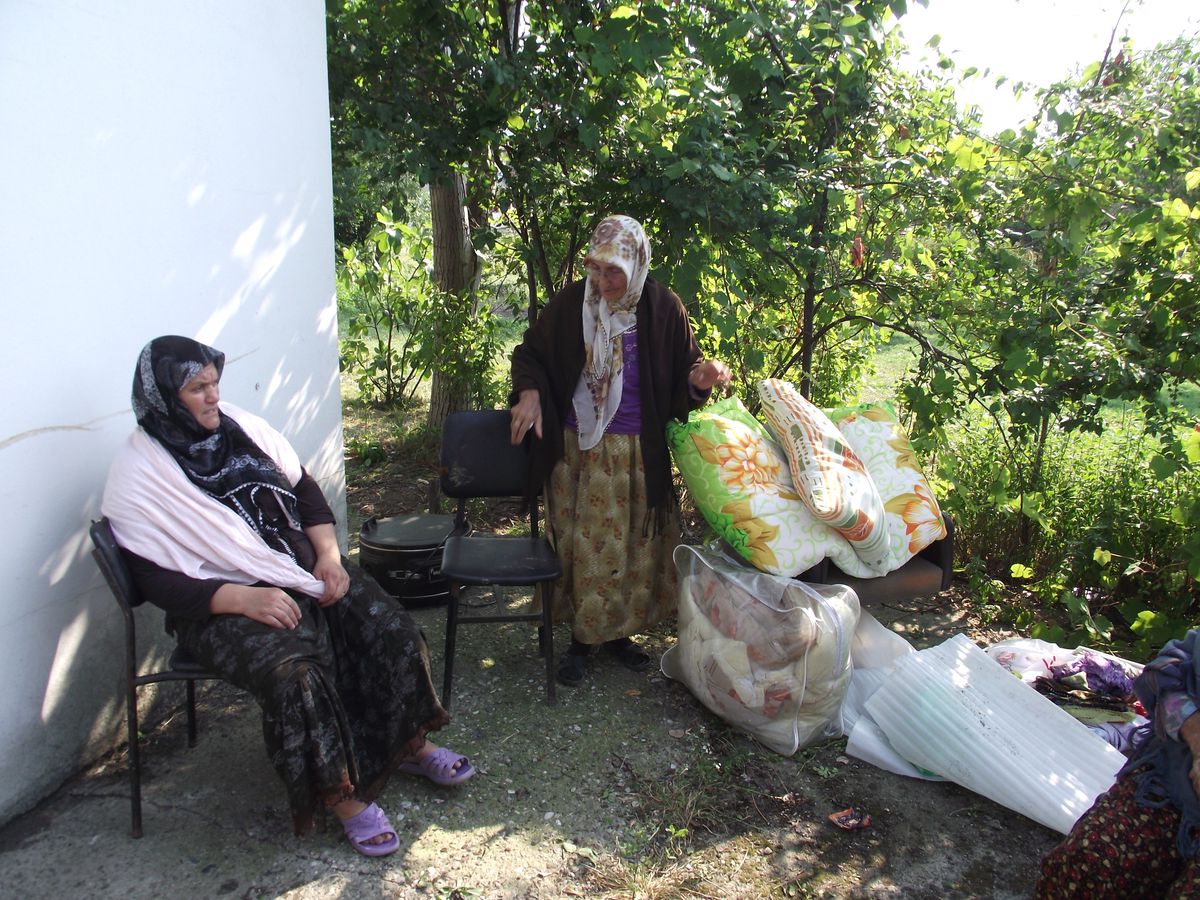 Evleri Kül Olan Aileye Komşuları Sahip Çıktı