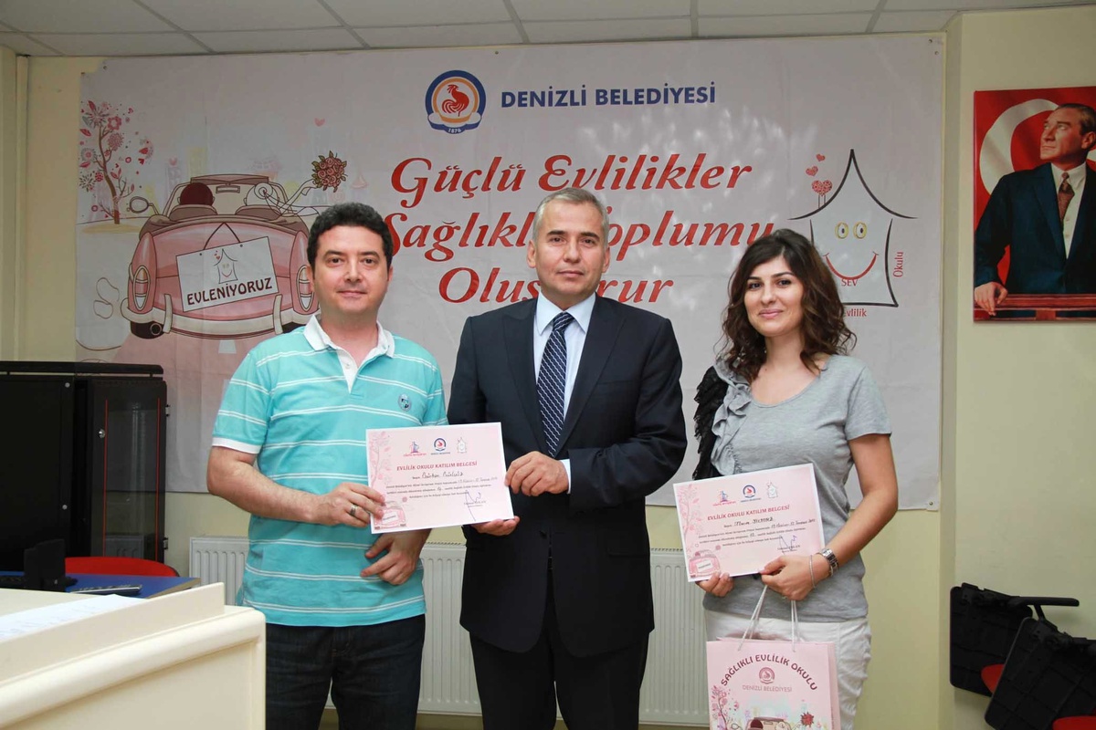 Evlilik Okulu\'ndan Mezun Olanlar Sertifikasını Aldı