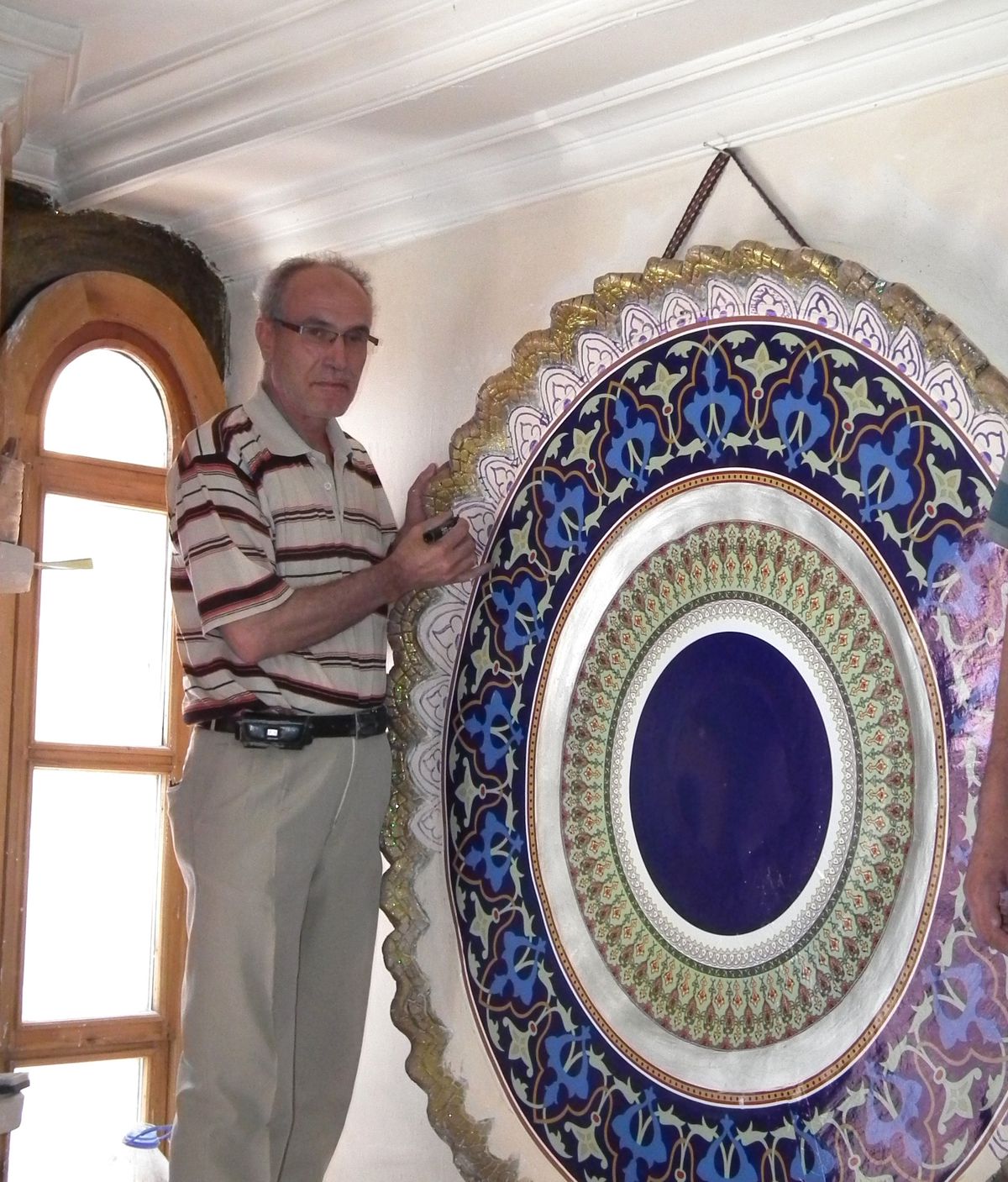 İnsan Boyunda Çini Tabak Yapıldı