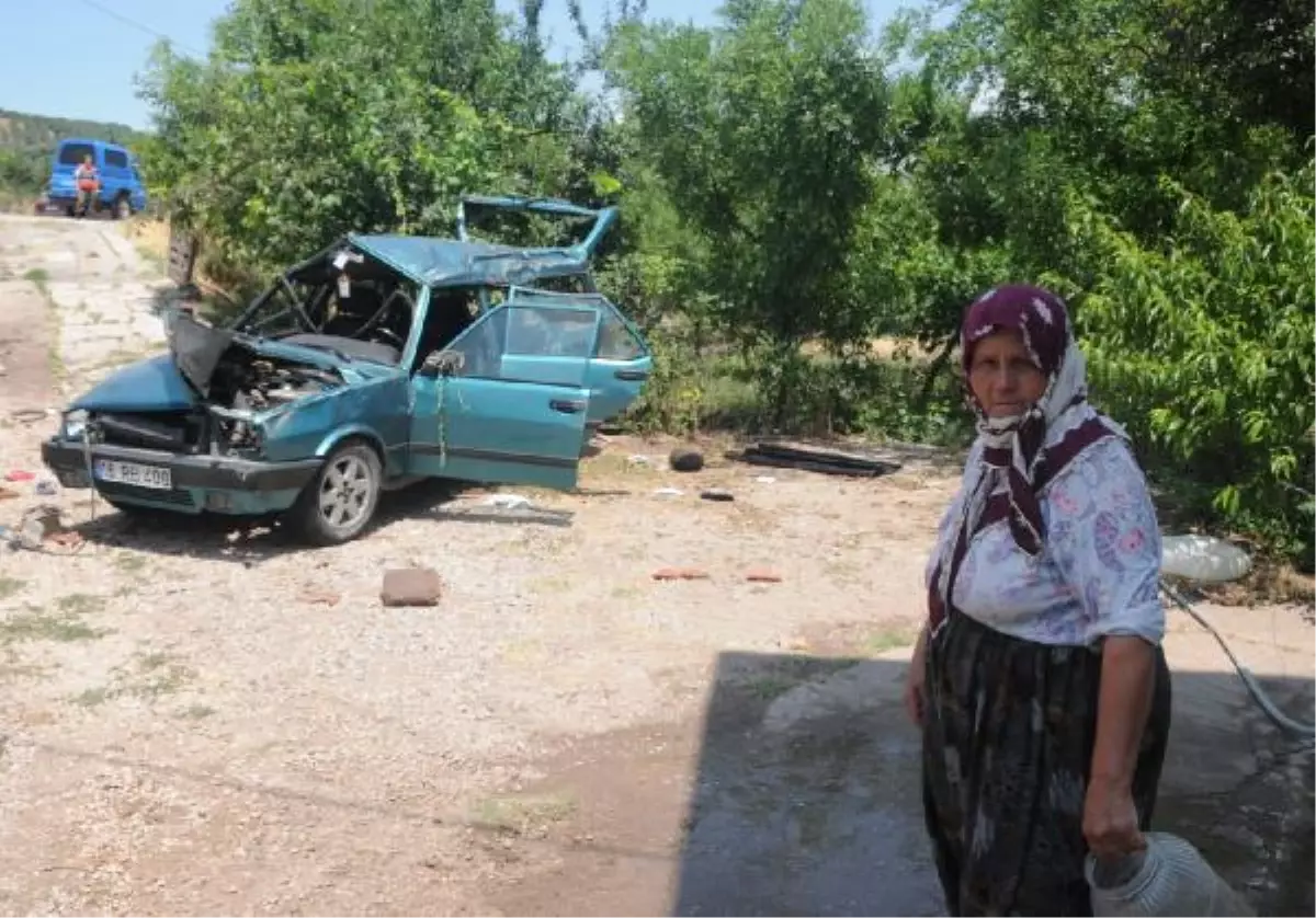 Kamyon Sıkıştırması Sonucu Evin Bahçesine Uçan Otomobildeki 1 Kişi Öldü, 6 Kişi Yaralandı