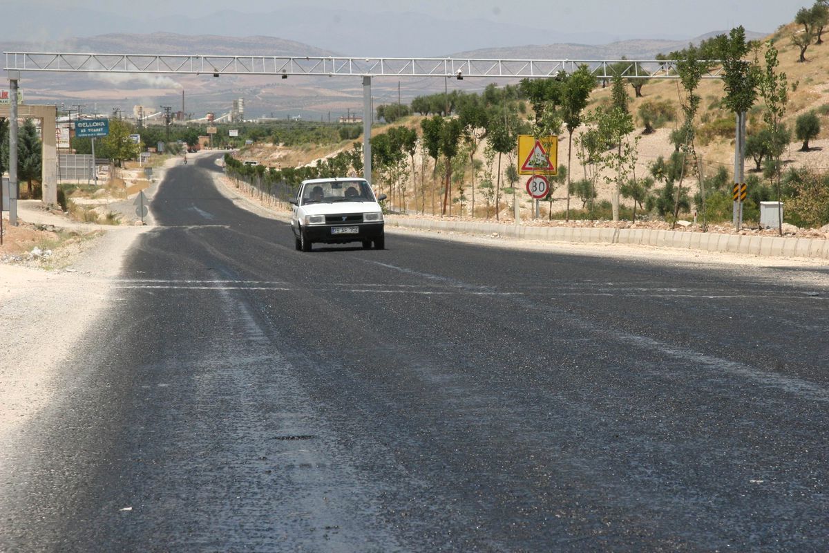 Kilis\'te Sıcak Hava Asfalt Eritti