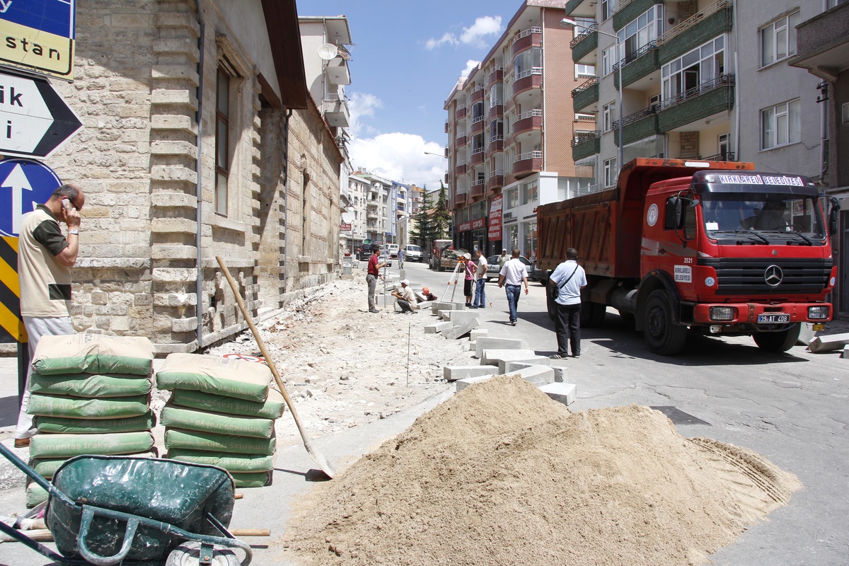 Kurtuluş Caddesi ve Salıyeri Sokakta Çalışmalar Devam Ediyor