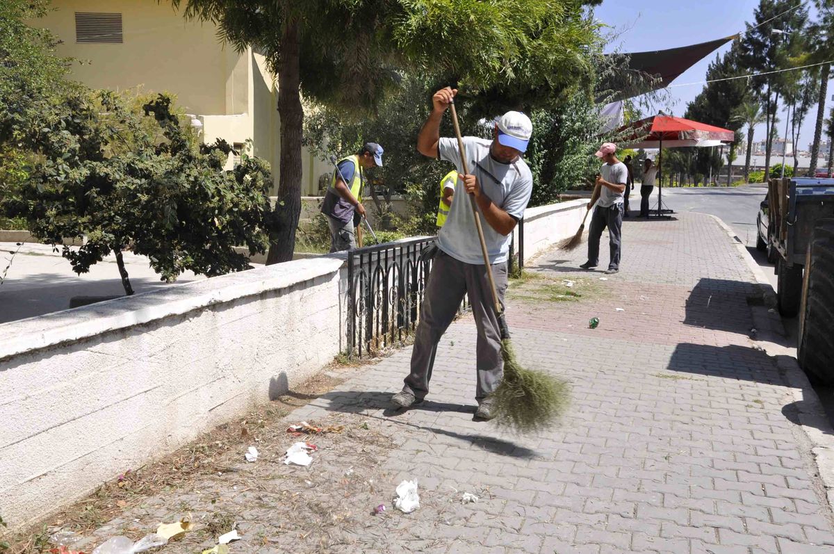 Kuşadası\'nda Camilerde Ramazan Temizliği