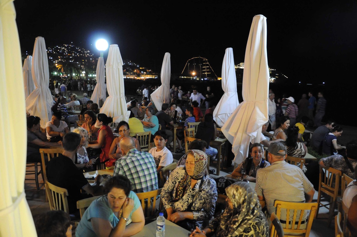 Kuşadası Sahilinde 50 Kuruşa Çay Keyfi