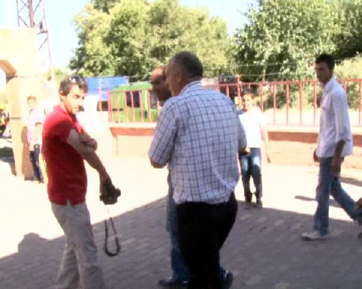 Muhtar, Muhabire Saldıran Belediye Çalışanını Yumrukladı