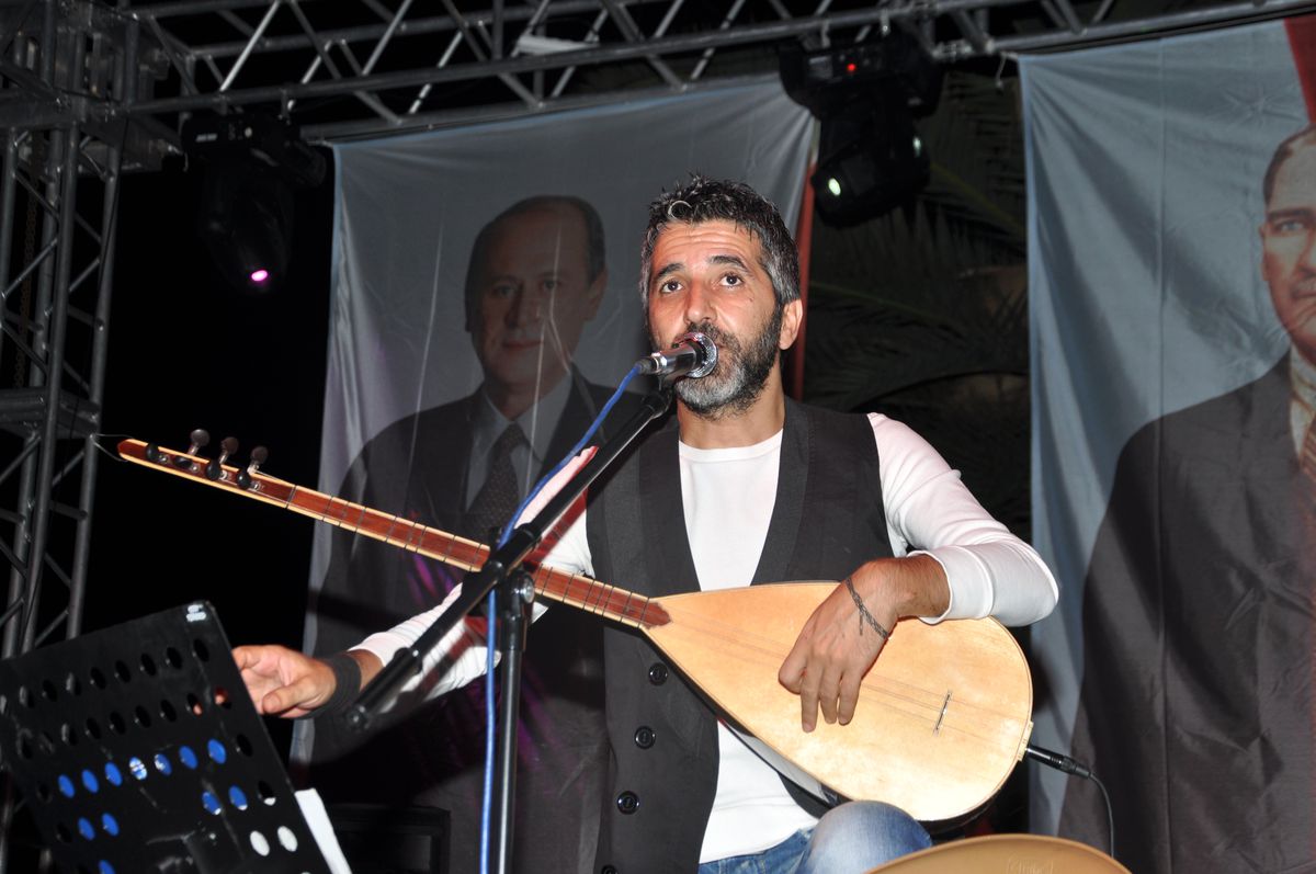 Mustafa Yıldızdoğan MHP 3.foça Şenliğinde Konser Verdi