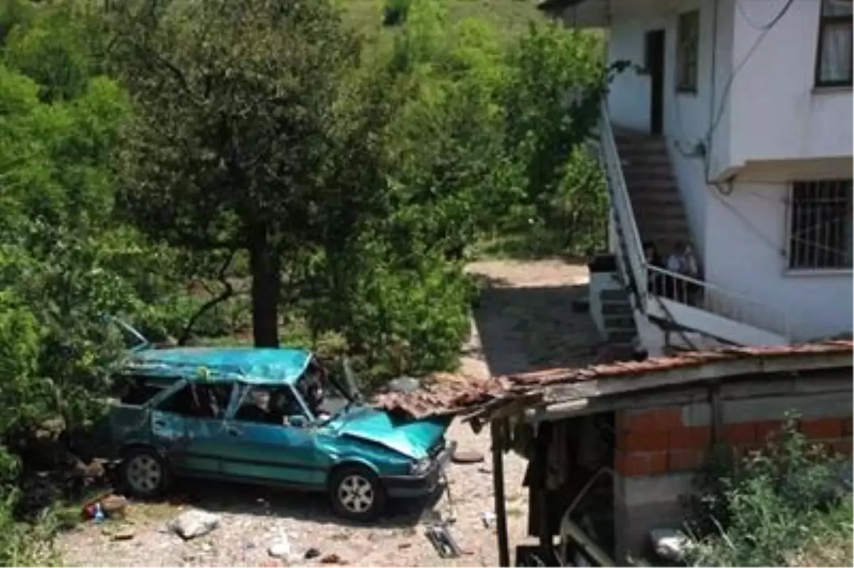 Otomobil Evin Bahçesine Uçtu 1 Ölü, 6 Yaralı