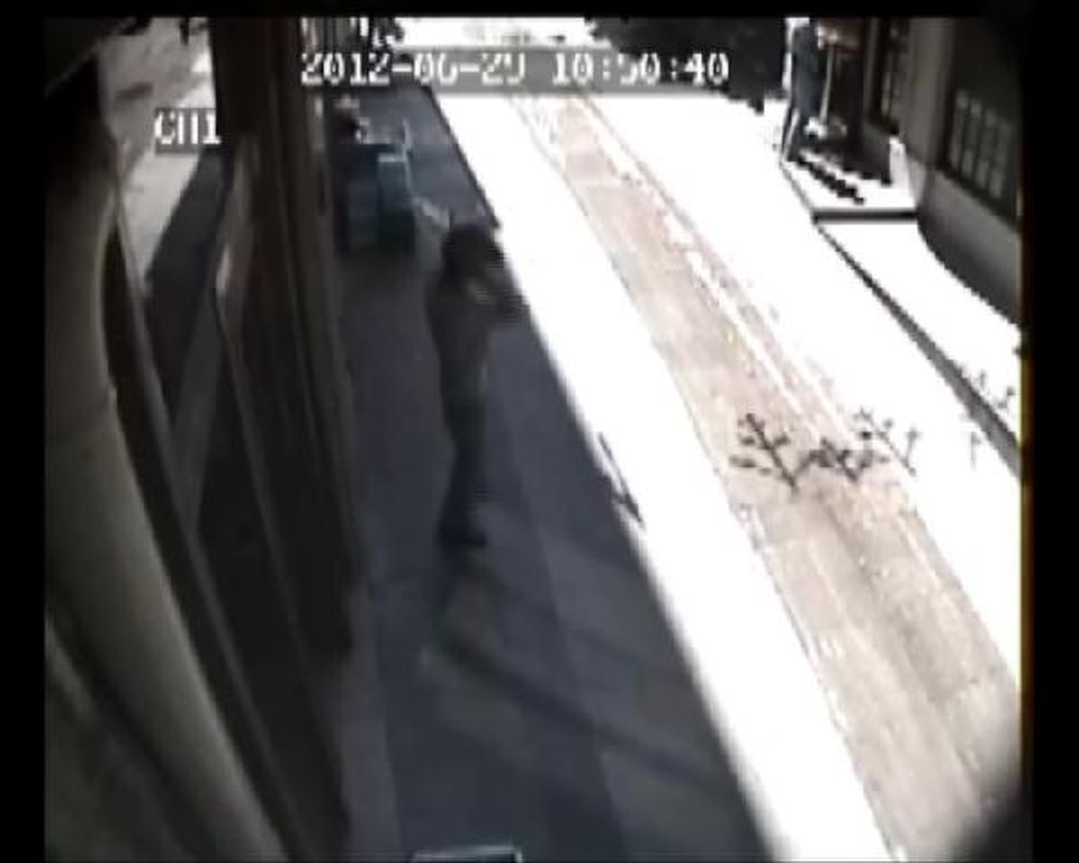 Para Dolu Zarfı Aldı, Kaçmak İsterken Böyle Yakalandı