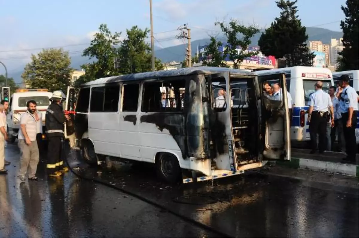 Polis Ceza Kesince Minibüsünü Yaktı