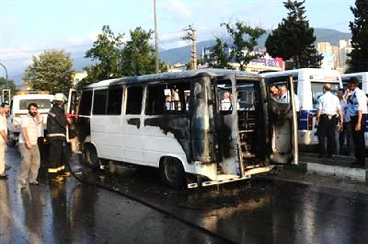 Polis Ceza Yazınca Minibüsünü Yaktı