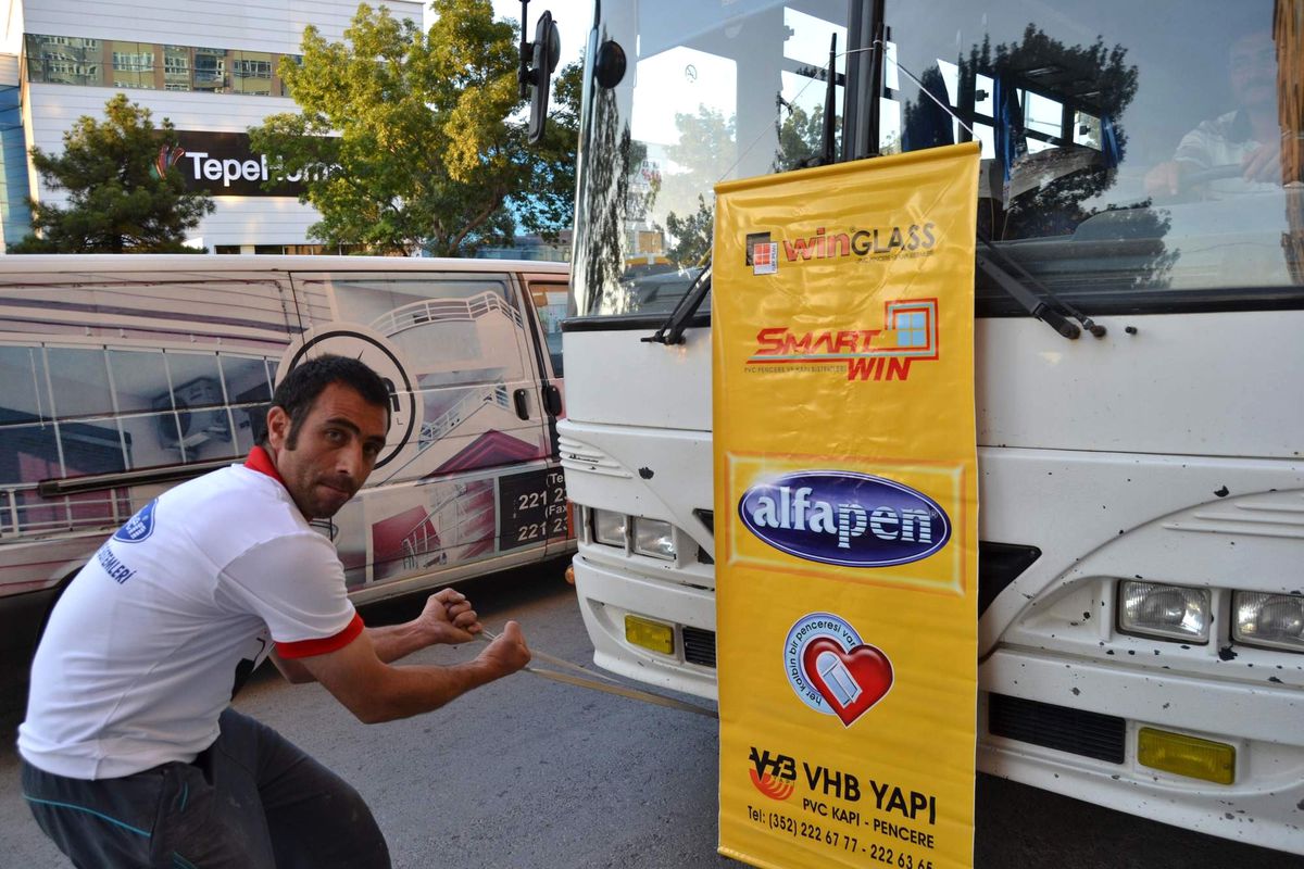 Serçe Parmaklarıyla 6 Buçuk Tonluk Minibüsü Çekti
