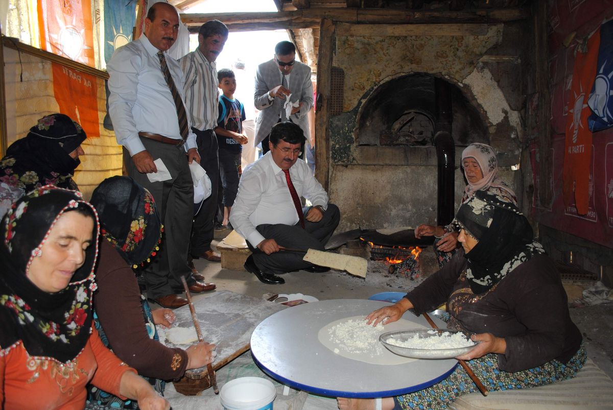 Vali, Kadınlarla Birlikte Hamur Kızarttı