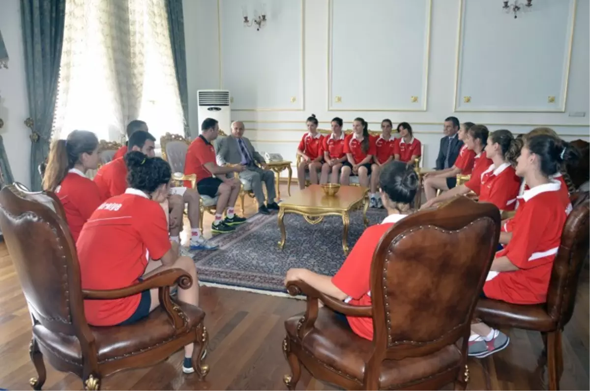 Voleybol Milli Takımından Vali Kemelek'e Ziyaret