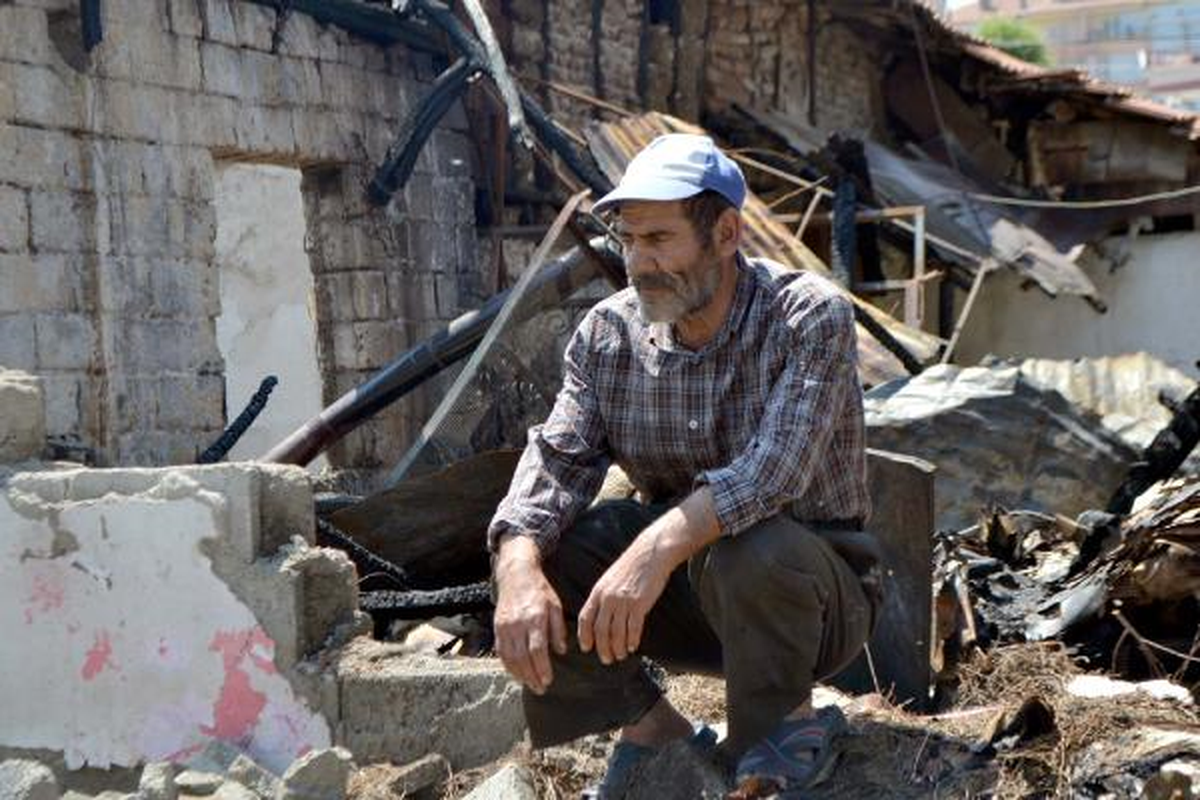 Yanan Evden Atatürk Posterini de Alıp Çıktılar