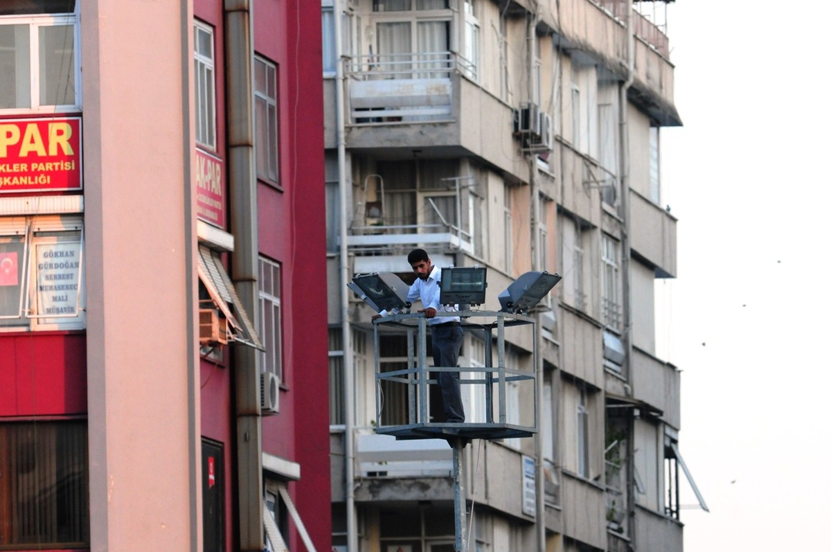 Adana\'da Pankartlı İntihar Girişimi