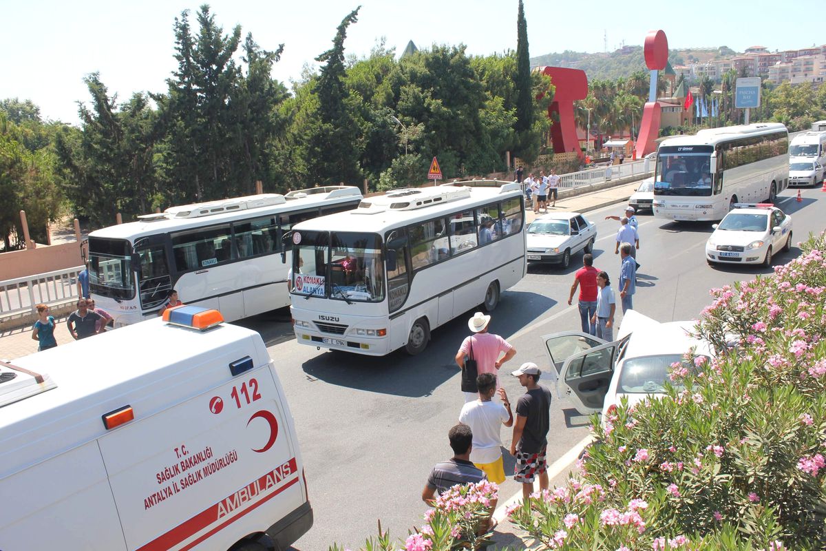 Alanya\'da Trafik Kazası: 2 Yaralı