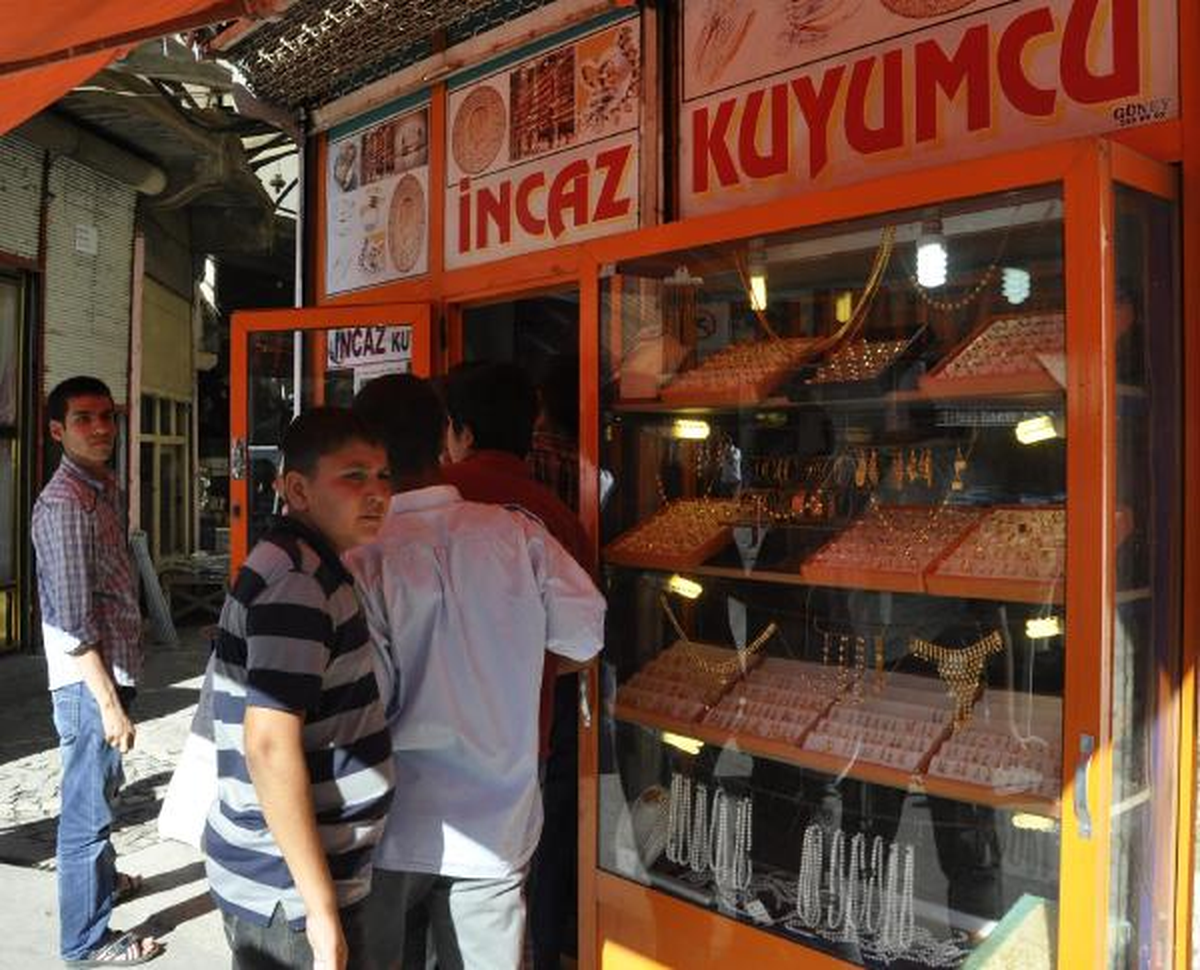 Altın Bilezik Hırsızlığı Güvenlik Kamerasına Takıldı