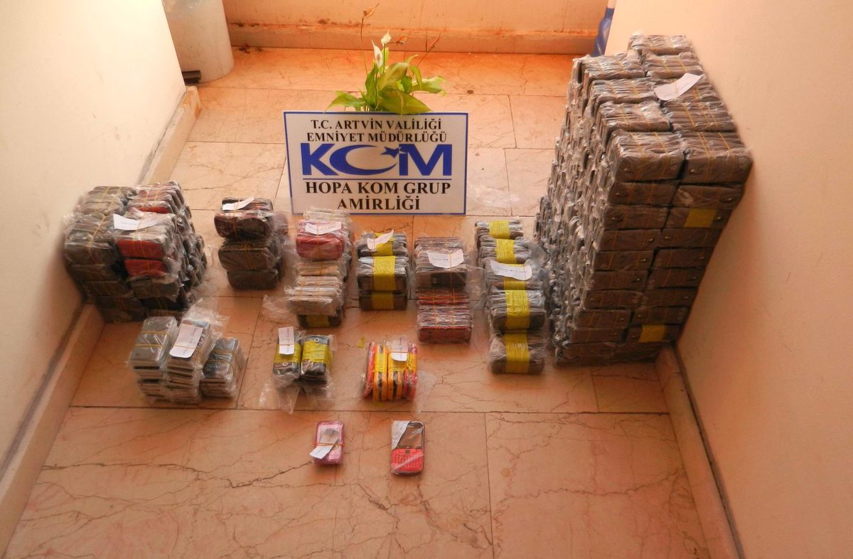 Artvin\'de Kaçak Cep Telefonu Operasyonu
