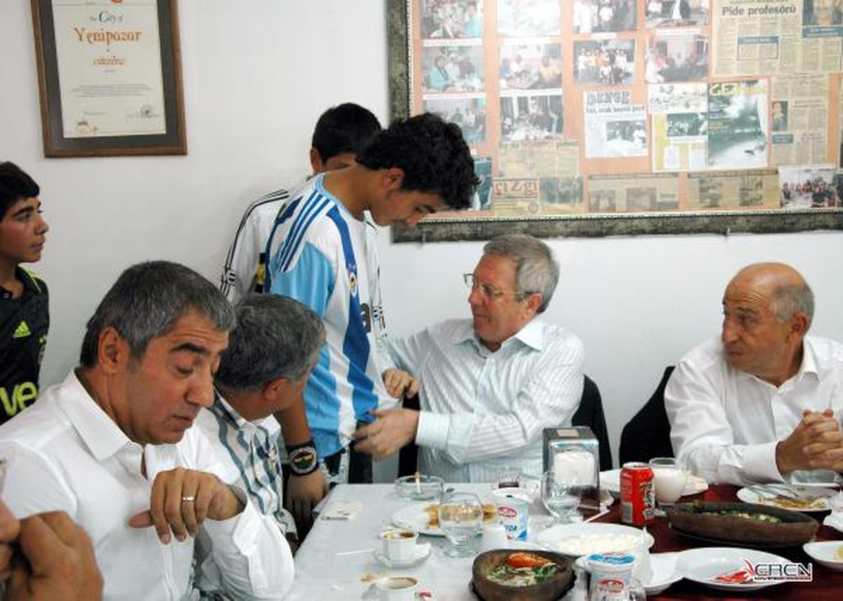 Aziz Yıldırım, Fenerbahçe Taraftarını Öven Galatasaraylı Ağar\'a Takılmış