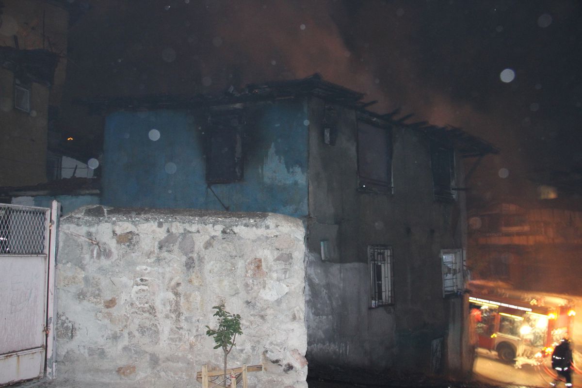 Başkent\'te İki Katlı Binada Yangın: 1 Ölü
