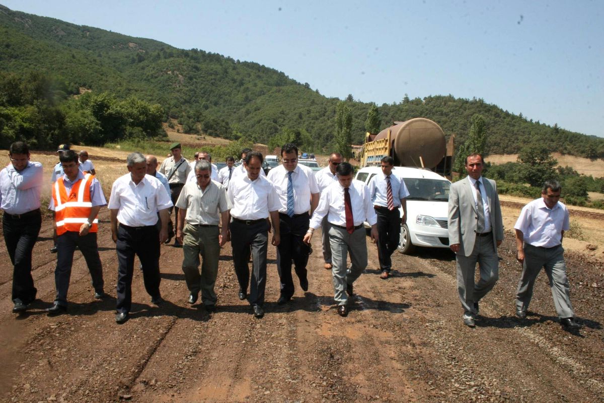 Bilardo Masası Görünce Dayanamayan Vali Kendine Rakip Bulamadı