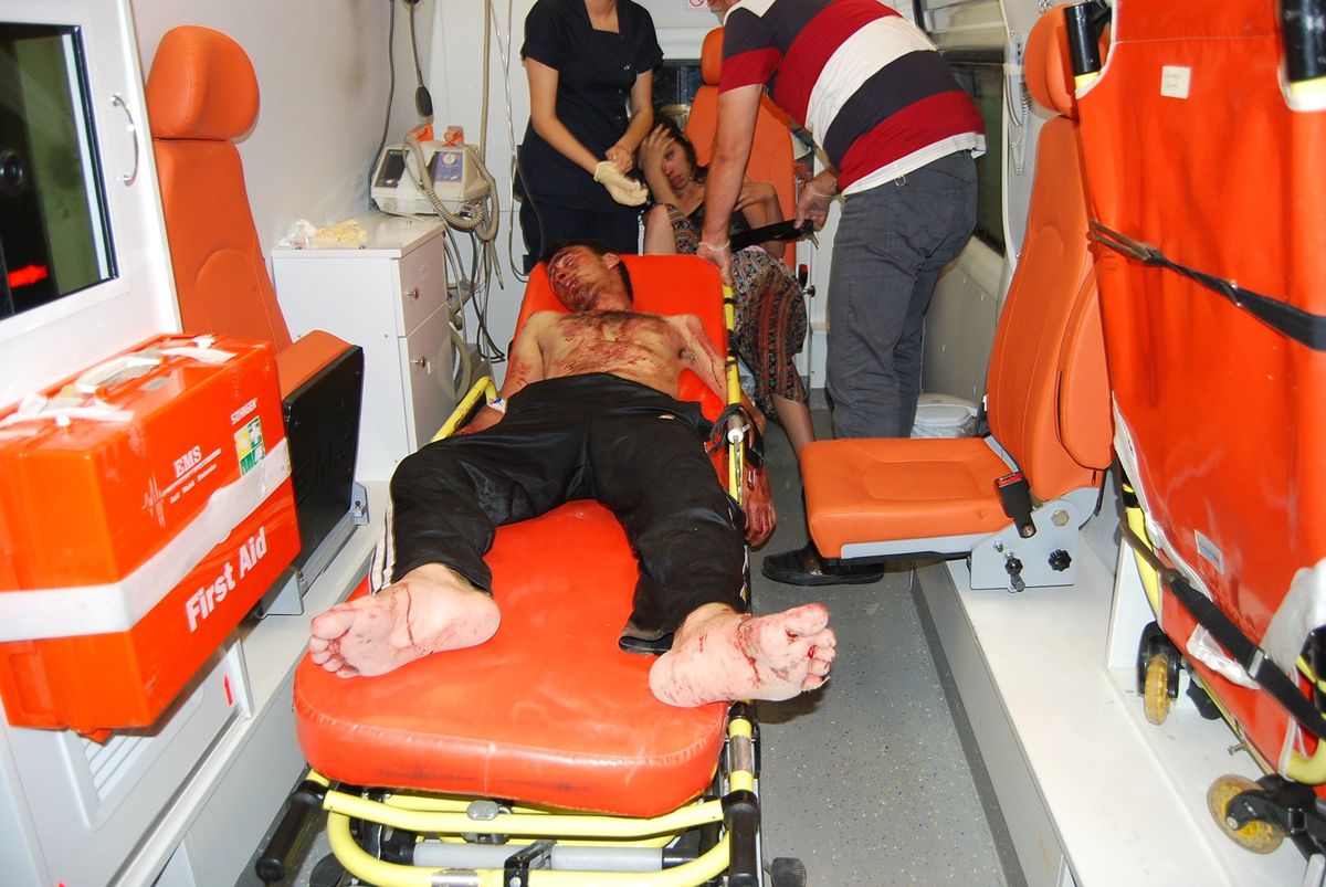 Birlikte Bastığı Kocası ve Sevgilini Satır ve Bıçakla Yaraladı