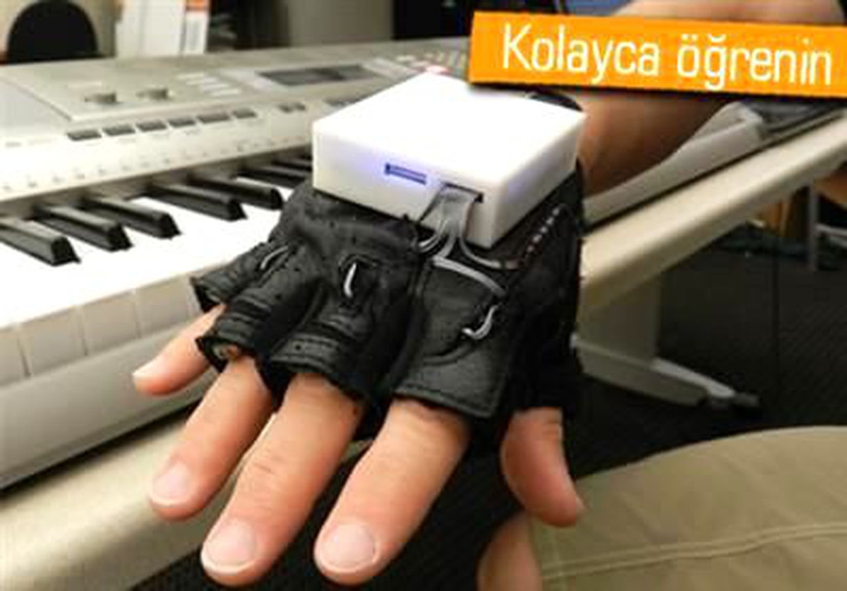 Eldiven Piyano Dersi Veriyor