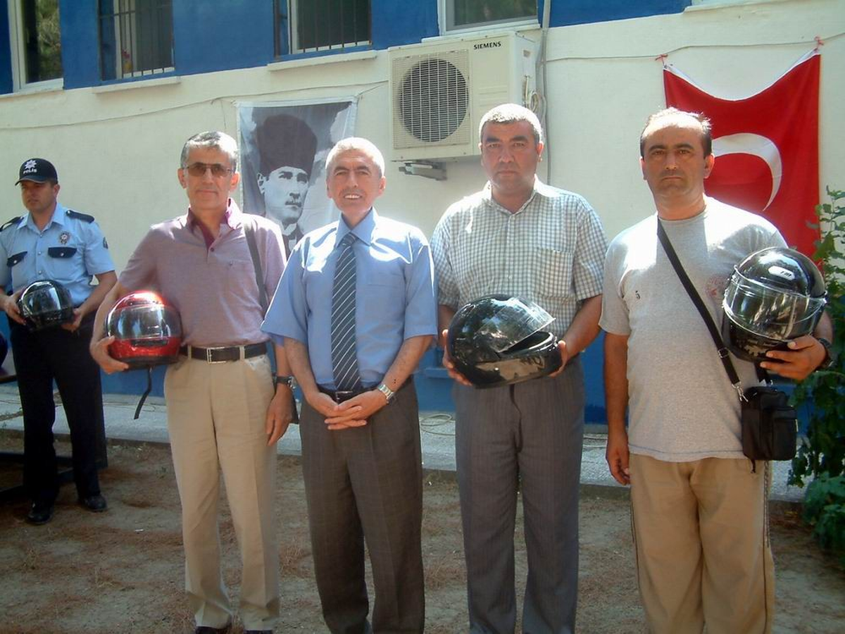 Burhaniye\'de Motosiklet Sürücülerine Ücretsiz Kask Dağıtıldı