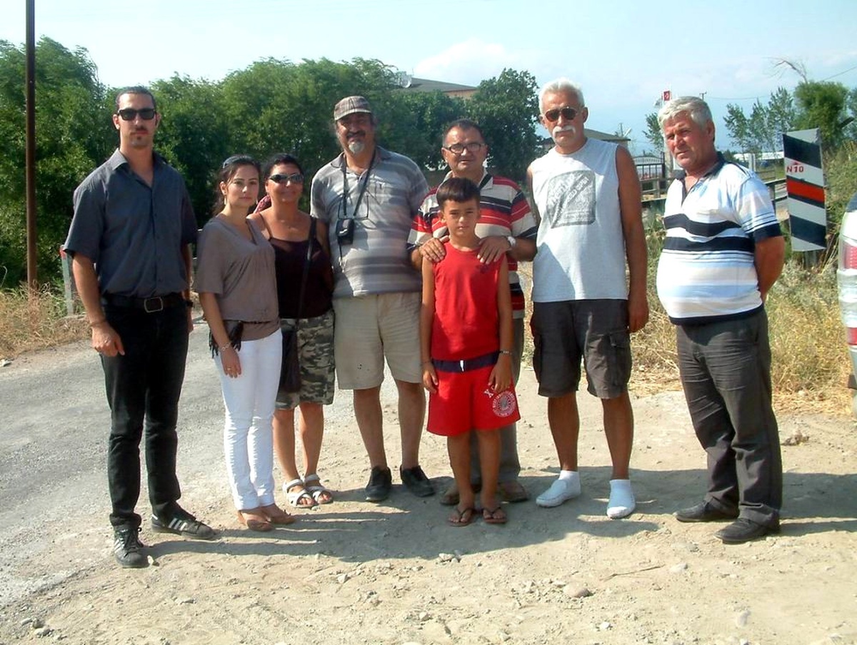 Burhaniye\'de Sahillere Akan Derelerin Kirliliği Tepkiye Neden Oldu